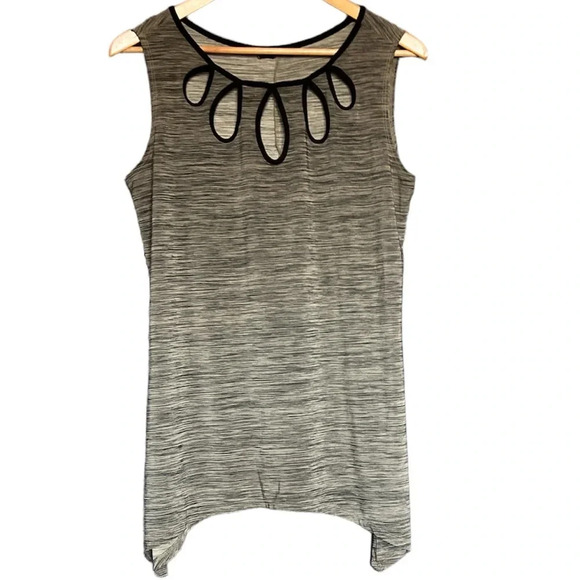Susan Lawrence size medium top. Gray top, sleeveless, eyelet - Picture 1 of 4